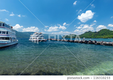 [Lake Towada, Aomori Prefecture] Scenery of Yasumiya, a popular tourist spot on the shores of Lake Towada 116310233