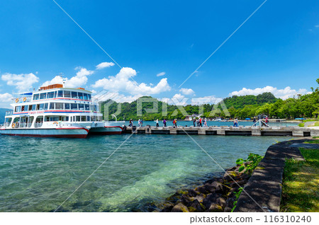 [Lake Towada, Aomori Prefecture] Scenery of Yasumiya, a popular tourist spot on the shores of Lake Towada 116310240