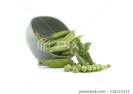 Fresh green peas in a bowl on a white background 116311511