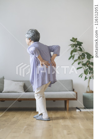 A woman in her 80s holding her waist 116312051