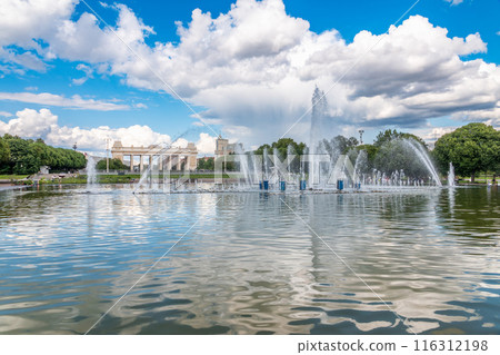 Fountain in the Gorky Park in hot summer day. 116312198