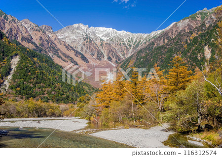 Spectacular views of Kamikochi [Autumn 2023] A panoramic view of the Hotaka mountain range from Kappa Bridge 116312574