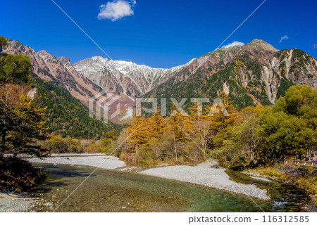 上高地的絕景【2023年秋季】從河童橋上眺望穗高連峰的絕美全景 116312585