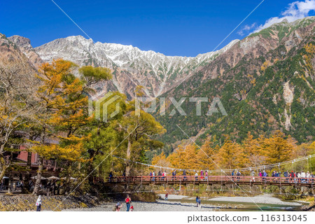 上高地的壯麗景色 [2023 年秋季] 河童橋和穗高山脈 116313045