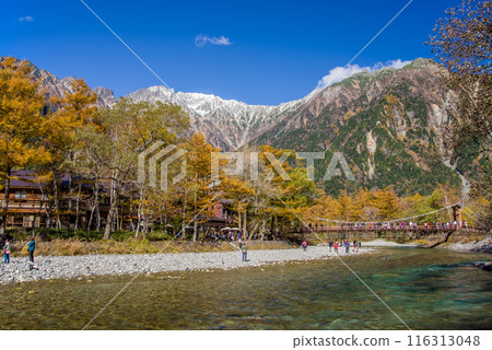 上高地的壯麗景色 [2023 年秋季] 河童橋和穗高山脈 116313048
