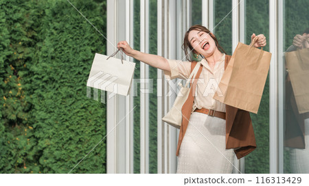 年輕女人購物，購物，瘋狂購物，浪費錢 116313429