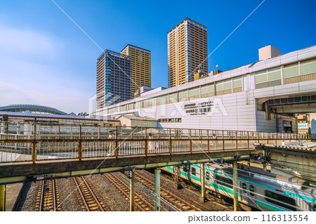 日本東京城市景觀七月。從JR日暮里站南檢票口眺望京成電鐵日暮里站和沐浴在夕陽下的Tower Man 116313554