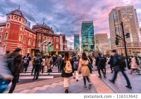 日本東京城市景觀東京站丸之內北口。人們結束工作後前往車站。後面是丸之內的辦公大樓 116313642