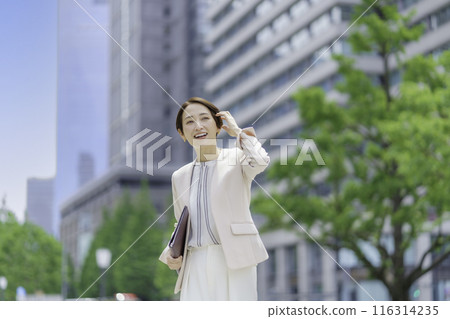辦公區的女商人手裡拿著筆記本 116314235