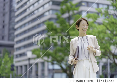 辦公區的女商人手裡拿著筆記本 116314238