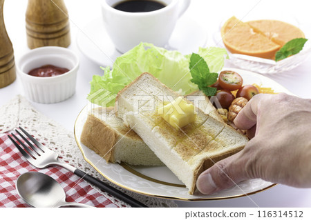 Breakfast image (toast, scrambled eggs, sausages, coffee) 116314512