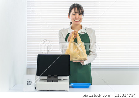 面帶微笑的女店員將飯盒和產品遞給顧客 116314734