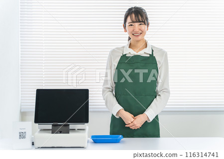 A part-time job employee who works at a convenience store / supermarket and waits on customers 116314741