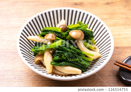 Spinach and Shimeji Mushrooms with Ponzu Sauce Spinach and Shimeji Mushrooms with Ponzu Sauce 116314755