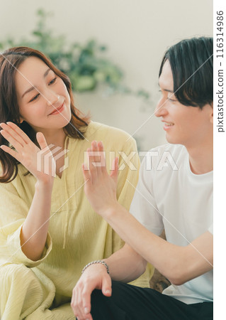 High five couple husband and wife 116314986