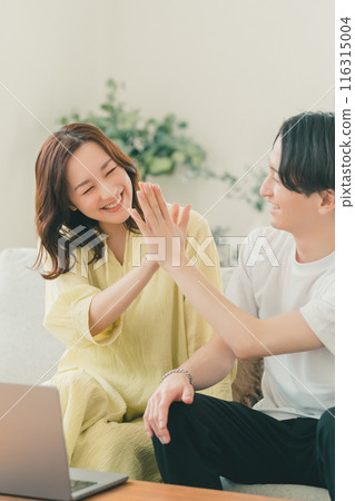 High five couple husband and wife 116315004