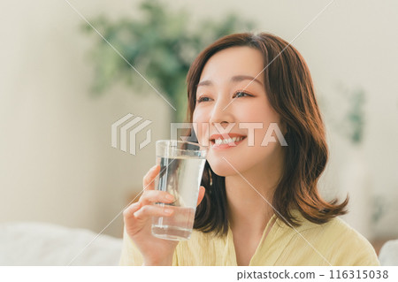 水 玻璃 女生 116315038