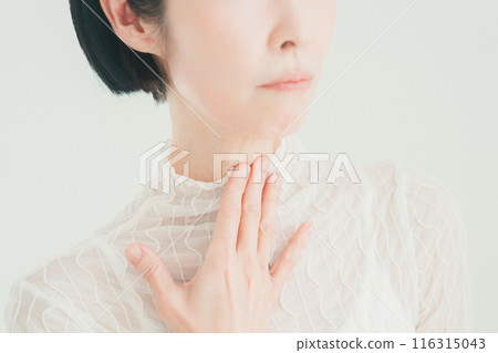 一名 50 多歲的女性摸著喉嚨 116315043