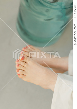 Toenails 116315309