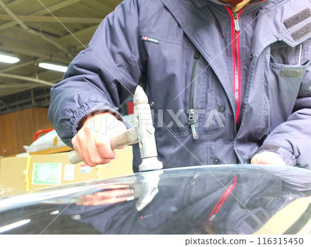 汽車鈑金噴漆廠膩子填充工作06 116315450