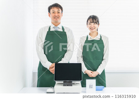 A male and female clerk who works at a cash register at a convenience store / supermarket / shop 116315910