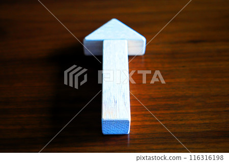 Building block arrow pointing up 116316198