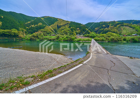Sanri Bridge (Sanri Submerged Bridge) over the Shimanto River in Shimanto City, Kochi Prefecture 116316209
