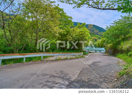 從高知縣四萬十市橫跨四萬十川的三里橋（三里沉降橋）橋台北側眺望 116316212