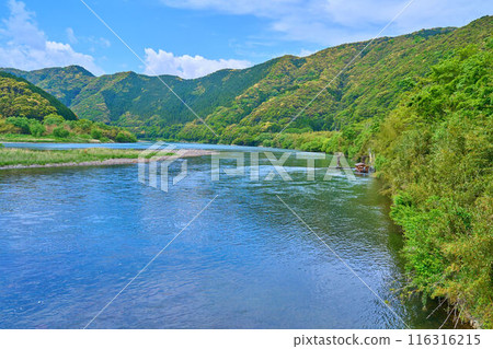 Looking north from Imanari Bridge (Sada Submerged Bridge) over the Shimanto River in Shimanto City, Kochi Prefecture 116316215