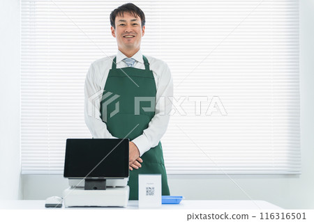 在便利店、超市或商店的收銀台工作的男性店員 116316501
