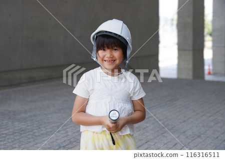 戴著頭盔、拿著手電筒的微笑小學生 116316511