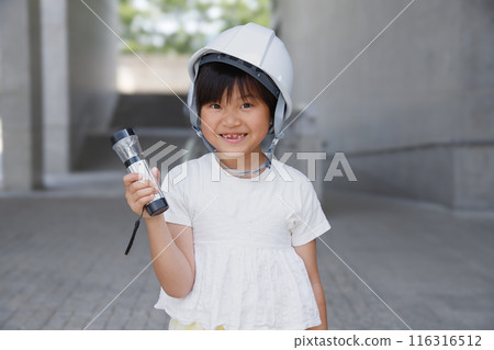 戴著頭盔、拿著手電筒的微笑小學生 116316512