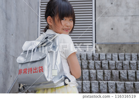 背著防災背包和應急包的小學生 116316519