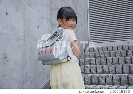 背著防災背包和應急包的小學生 116316520