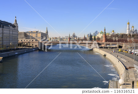 Bolshoy Moskvoretsky Bridge on Moscow River, towers and cathedrals of Kremlin and modern buildings 116316521