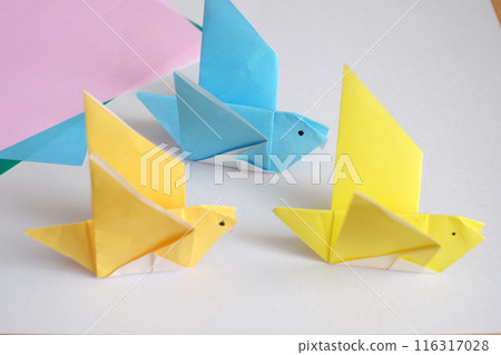 A bird folded by an elementary school student using origami paper 116317028