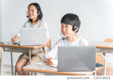 小學生在學校教室/補習班使用筆記型電腦上課（學習/暑期班） 116318025