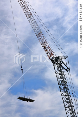 Image of a crane at a construction site 116318336