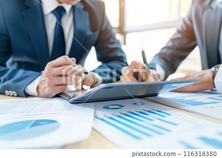 A businessman making a proposal to a customer 116318380