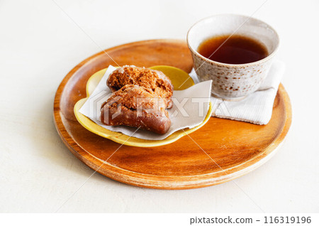 Brown sugar donut 116319196