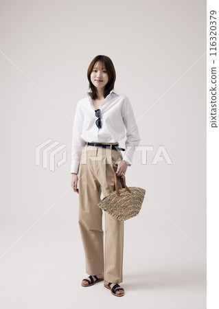 a Korean woman wearing a white shirt and sunglasses 116320379