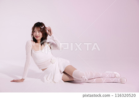 A Korean woman in her 20s who poses on the floor wearing a ballet core look 116320520