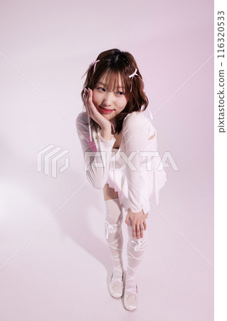 A Korean woman in her 20s posing with her chin wrapped while standing in a ballet core look 116320533