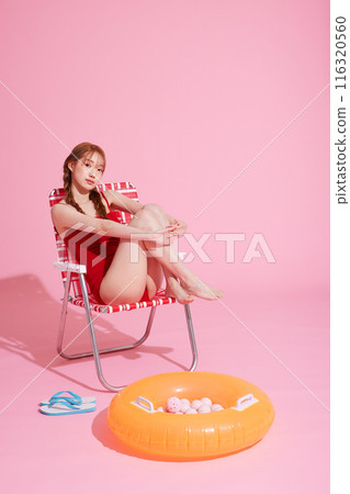 A Korean woman in her 20s wearing a pink top and a hair ribbon 116320560
