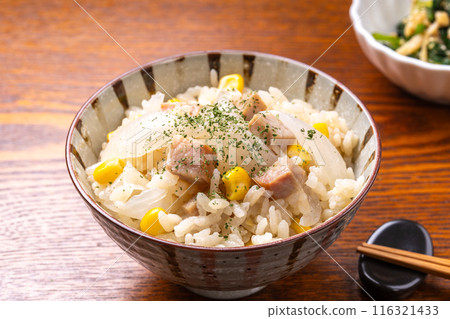 用新鮮洋蔥和火腿煮的米飯 116321433