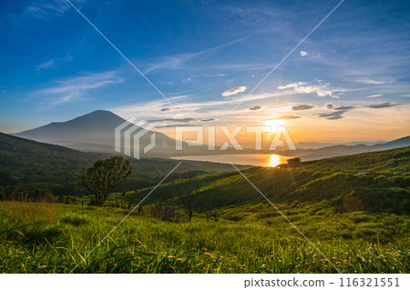 [山梨縣]從山中湖和三國嶺欣賞雨季晴天的富士山夜景 116321551