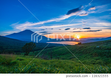 [Yamanashi Prefecture] Evening view of Mt. Fuji on a clear day during the rainy season from Lake Yamanaka and Mikuni Pass 116321555