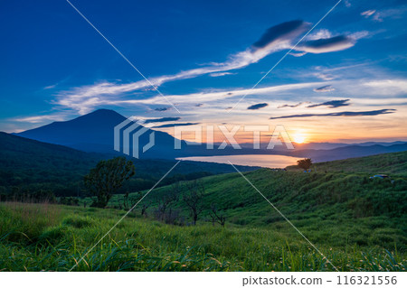 [山梨縣]從山中湖和三國嶺欣賞雨季晴天的富士山夜景 116321556