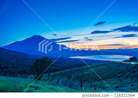 [Yamanashi Prefecture] Evening view of Mt. Fuji on a clear day during the rainy season from Lake Yamanaka and Mikuni Pass 116321564