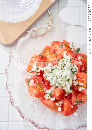 Tomato and onion salad 116323021